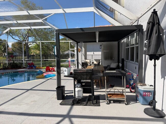 Building Photo - 4451 Seneca Ave