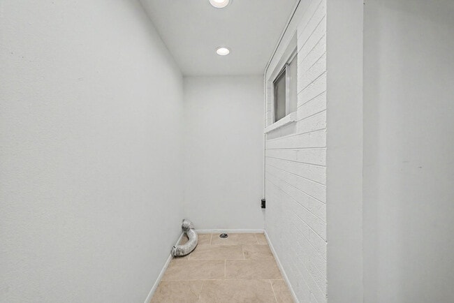 Building Photo - 10606 W Oakmont Dr