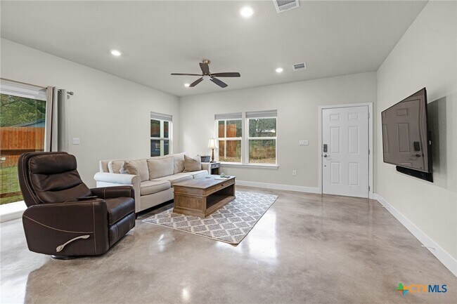 Building Photo - 446 W Overlook Dr