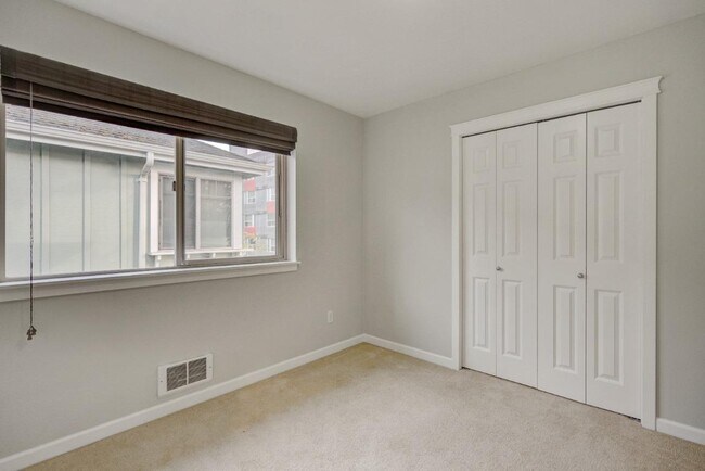 Building Photo - 308 20th Ave S