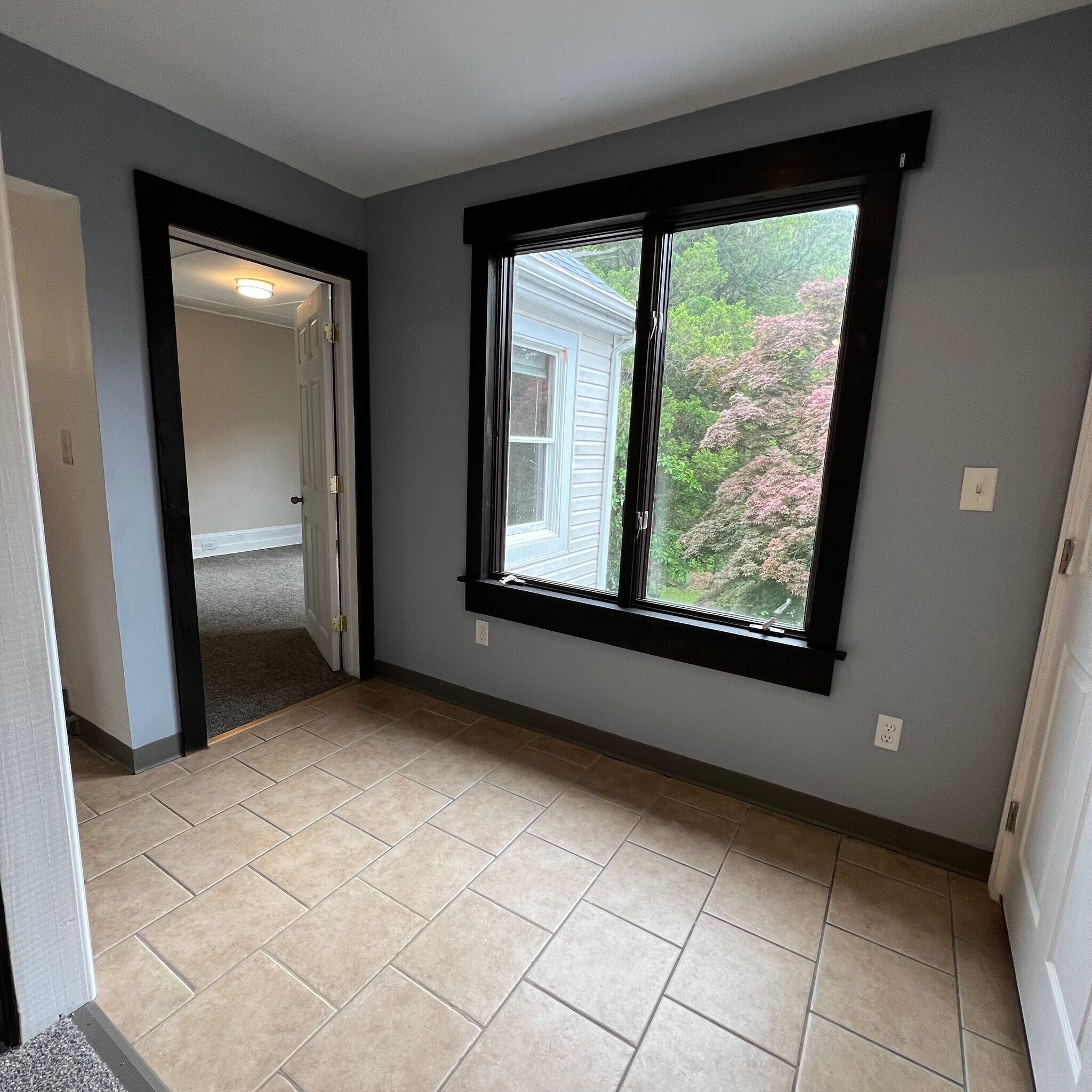 Entry/eating area - 40-2 Oak St