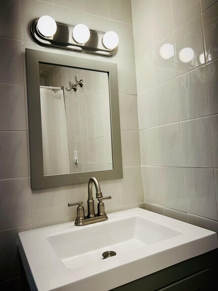 Building Photo - 911 NW 39th Ct