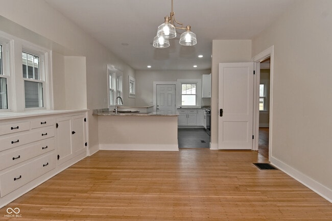 Building Photo - 3928 N Kenwood Ave