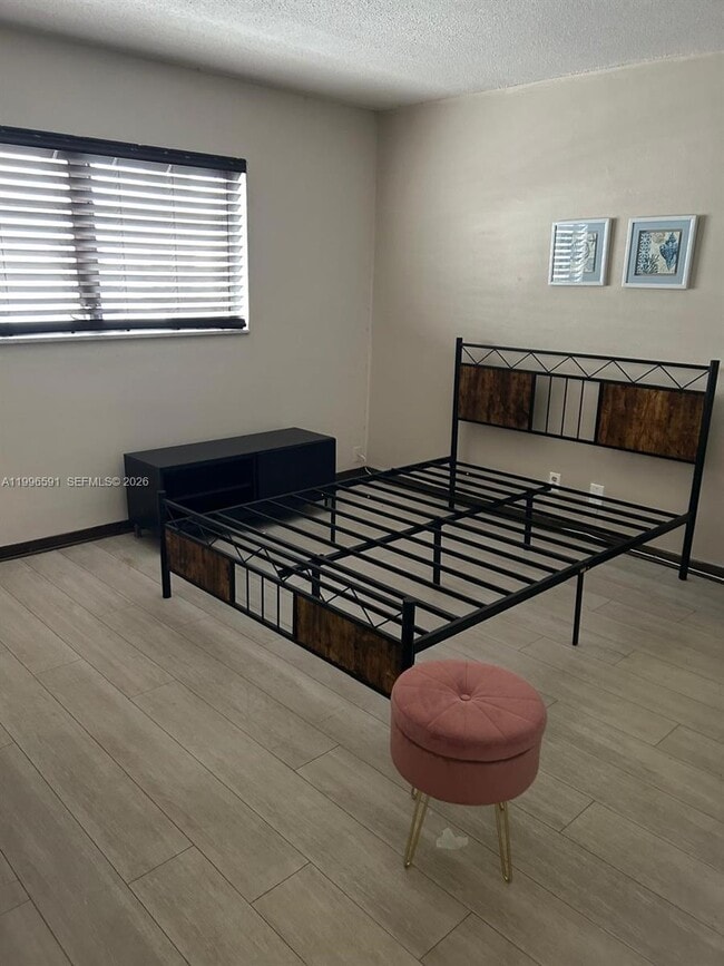 Building Photo - 541 Blue Heron Dr