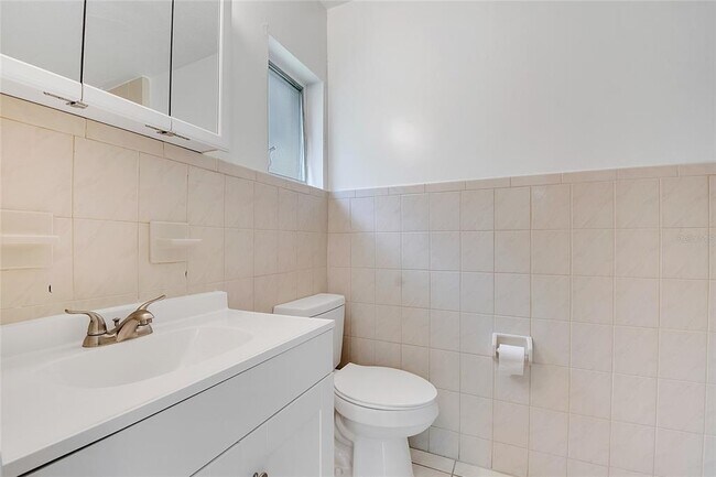 Building Photo - 1040 San Luis Dr