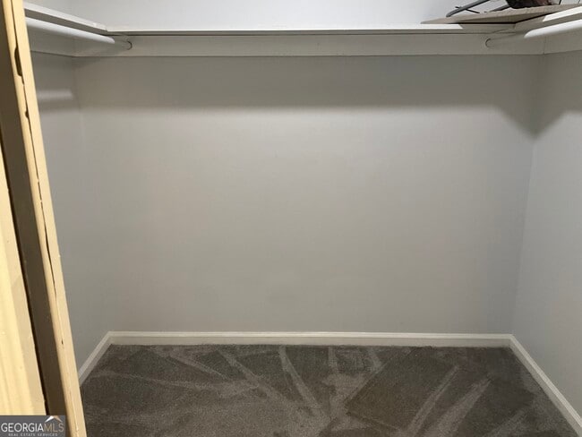 Building Photo - 558 Kenwood Rd