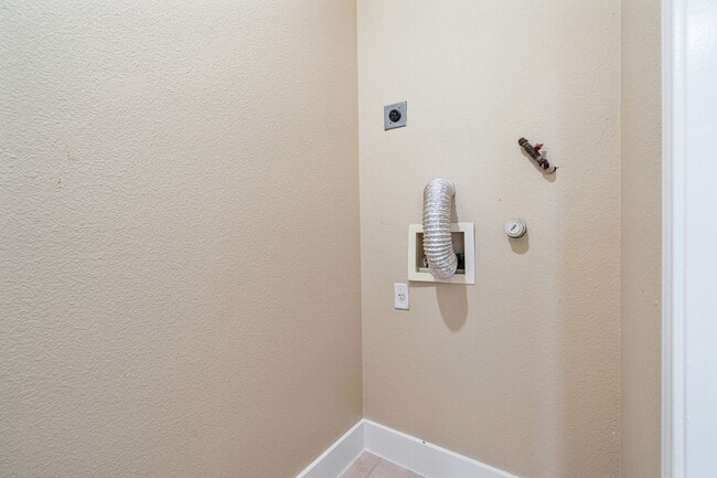 Building Photo - Agavae - MLK / 183 - Remodeled 3BD 2.5BA - Garage - Fenced Yard   - $1600