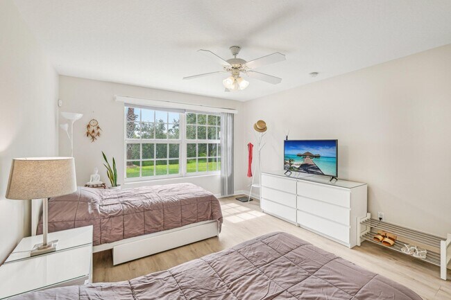 Building Photo - 10853 SW Elsinore Dr