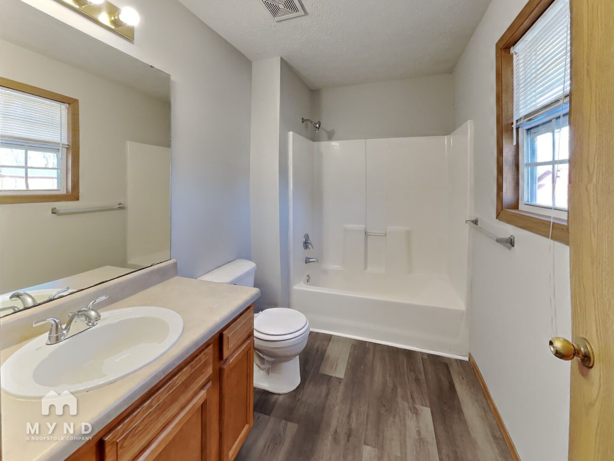 Building Photo - 539 N Century Ave