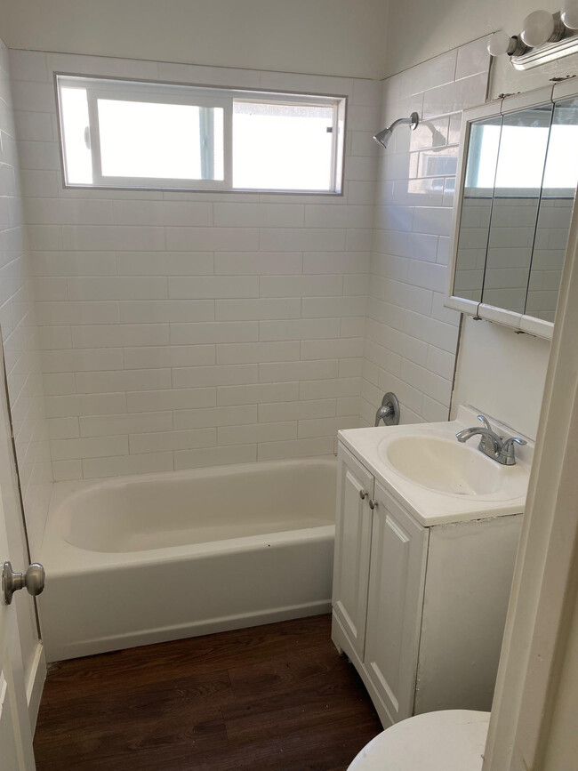 Full bathroom - 6641 Etiwanda Ave