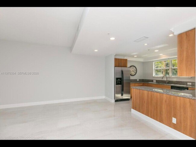 Building Photo - 621 NE 8th Ave