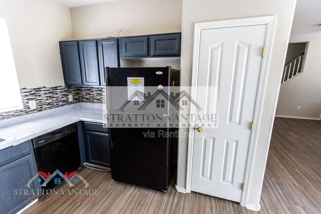 Building Photo - 2185 N Mosley Dr