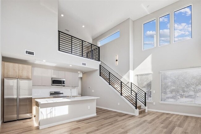 Building Photo - 544 N Bumby Ave