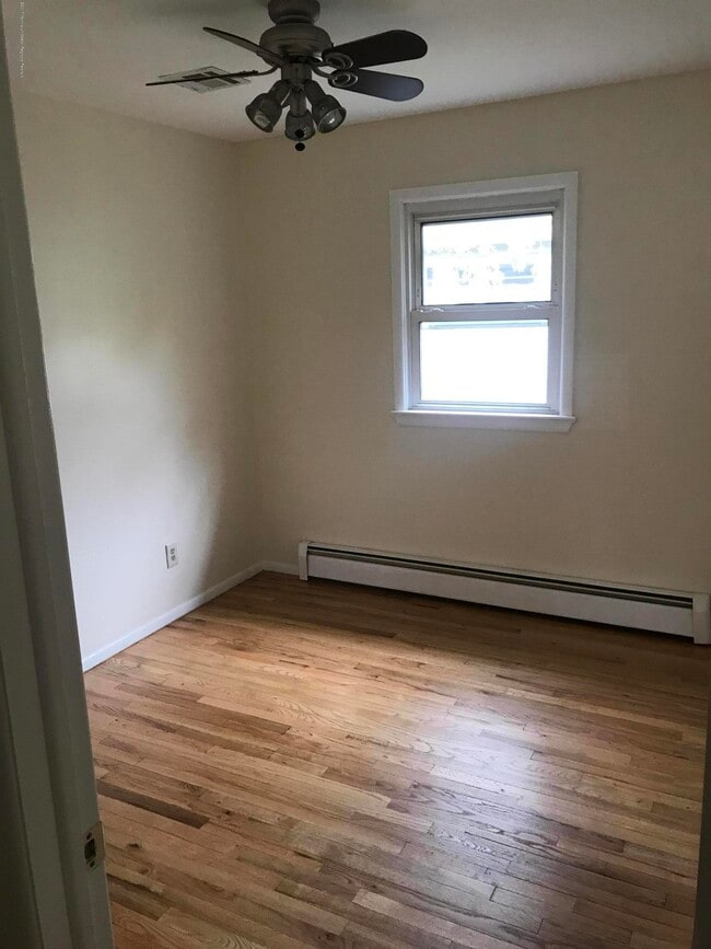 Building Photo - 7 Pearl Dr