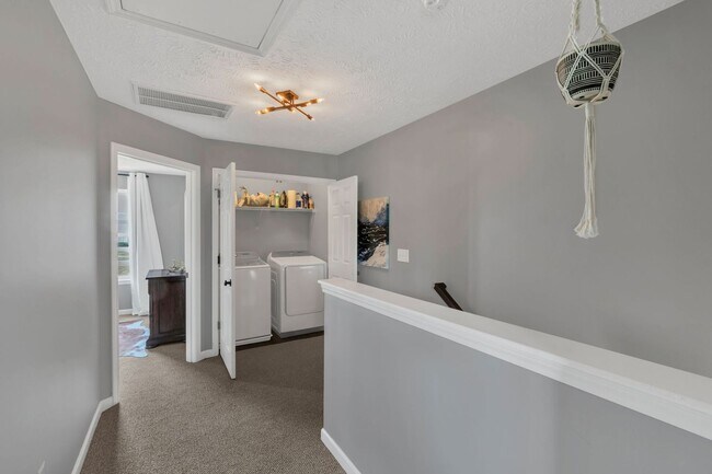 Building Photo - Great End-Unit Townhome with upgrades galore!