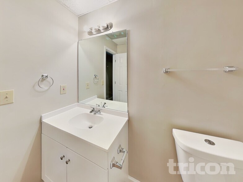 Building Photo - 190 Longwood Dr