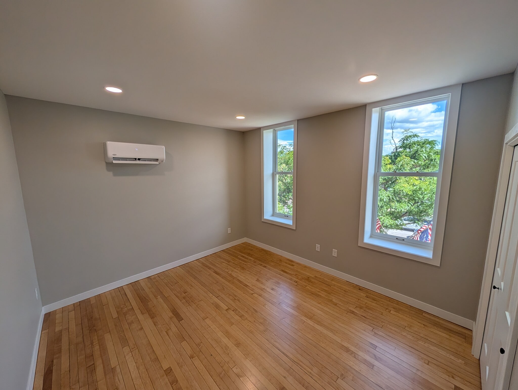 Bedroom 1 - 1 N Minnesota St