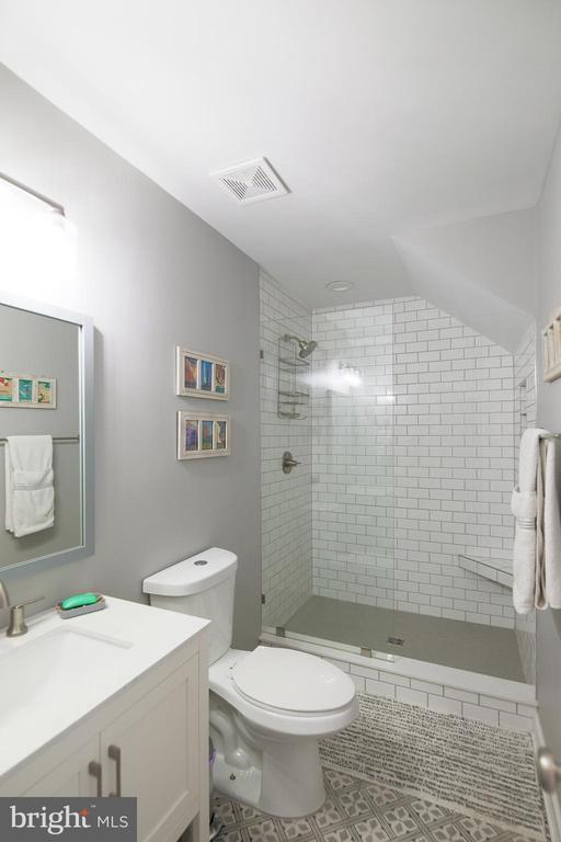 Building Photo - 332 S Alfred St