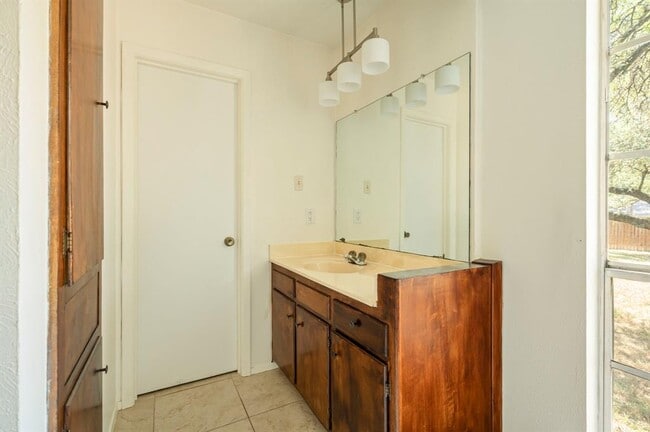 Building Photo - 9404 Shady Oaks Dr