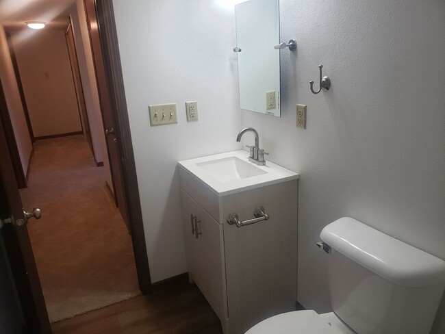 Building Photo - RENT REDUCED - 2 Bedroom (with bonus craft room/ office) Condominium in Coralville.