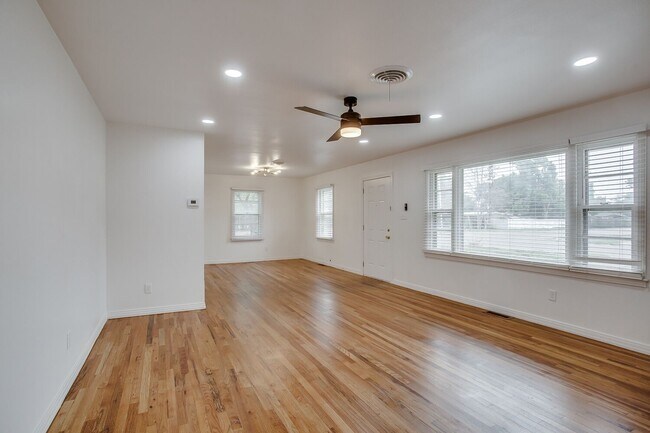 Building Photo - Pre Leasing for fall 2026! 4/3 in Medical District