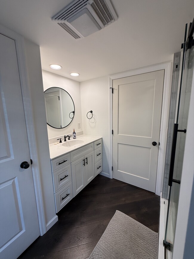 Building Photo - 701 W Oak St