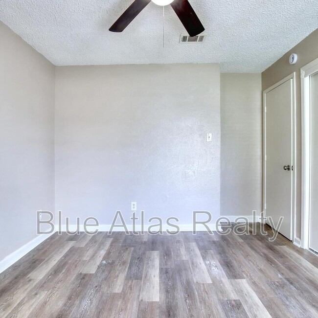 Building Photo - 3901 Royal Crest Dr