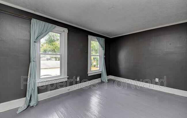 Building Photo - 673 E Sycamore St