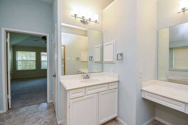 Building Photo - 807 Hyacinth Pl