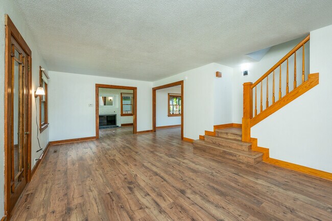 Building Photo - 822 7th St