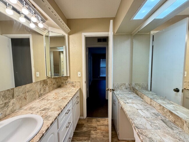 Building Photo - 6612 Crow Cir