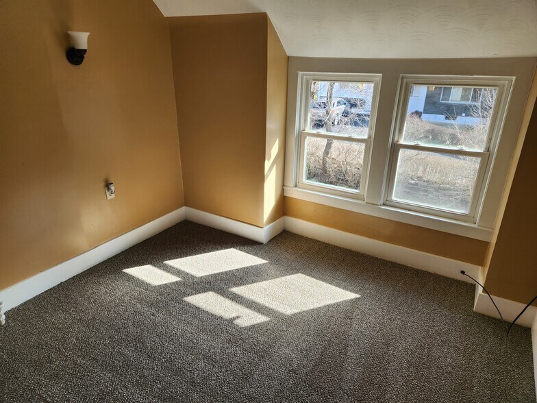 3rd bedroom - 4607 James St