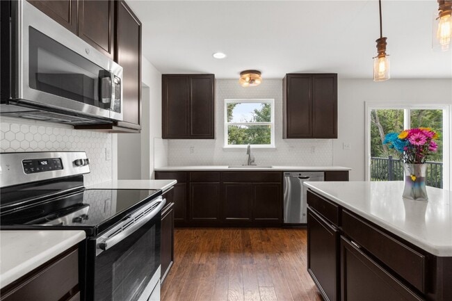 Building Photo - 945 Crestwood Ln