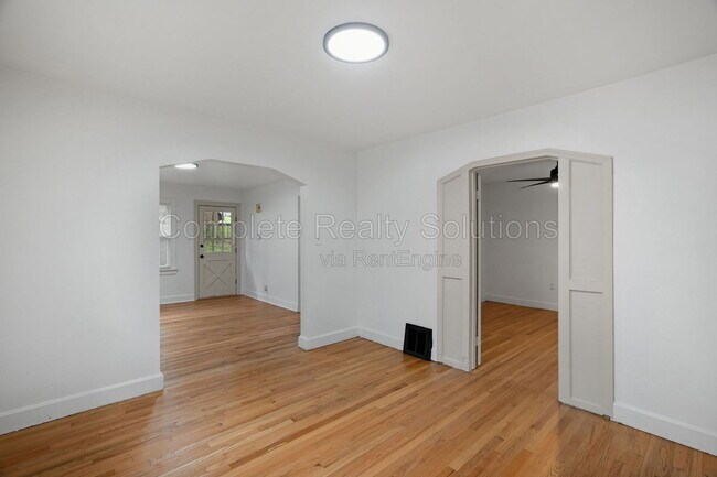 Building Photo - 10030 Bon Oak Dr