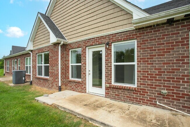 Building Photo - Single-level 2-bed, 2-bath townhome in 55+ community with pool, clubhouse, fitness center and gro...