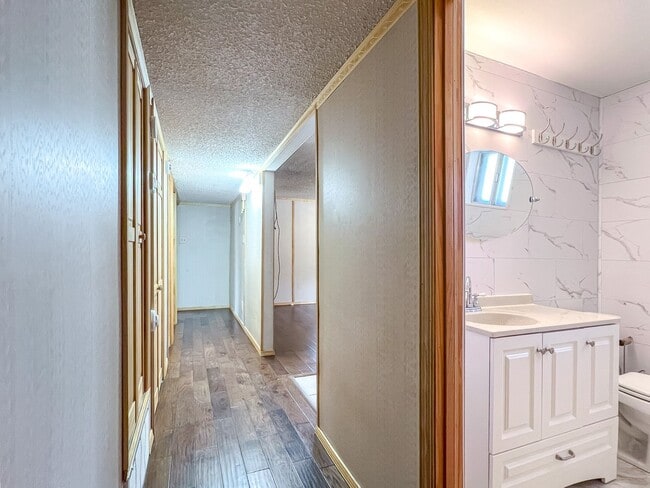 Building Photo - Spacious 3 bedroom 2 bath with Solar Panels