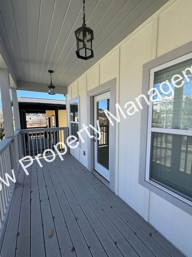 Building Photo - 1911 Hermosa St