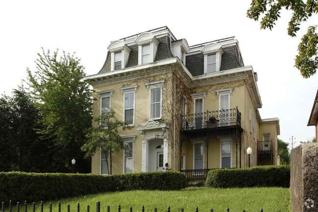 Primary Photo - 1518 W Market St