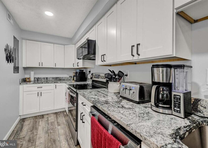 Building Photo - 300 Long Cove Ln