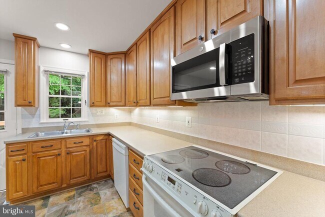 Building Photo - 2660 Oakton Glen Dr