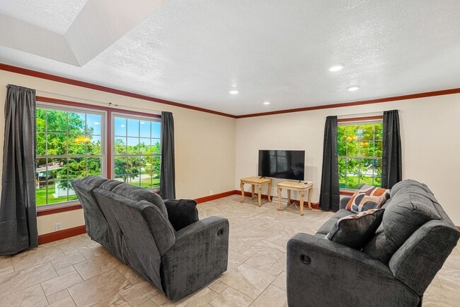 Building Photo - Large Home on Almost 2 Acres!