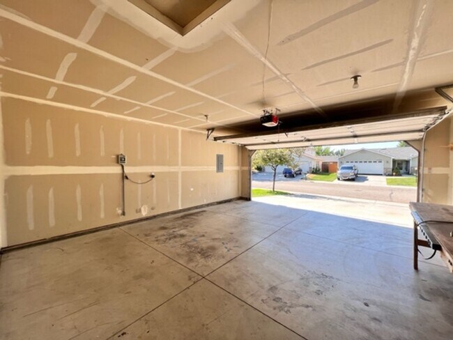 Building Photo - 14390 W Kettle Creek Dr