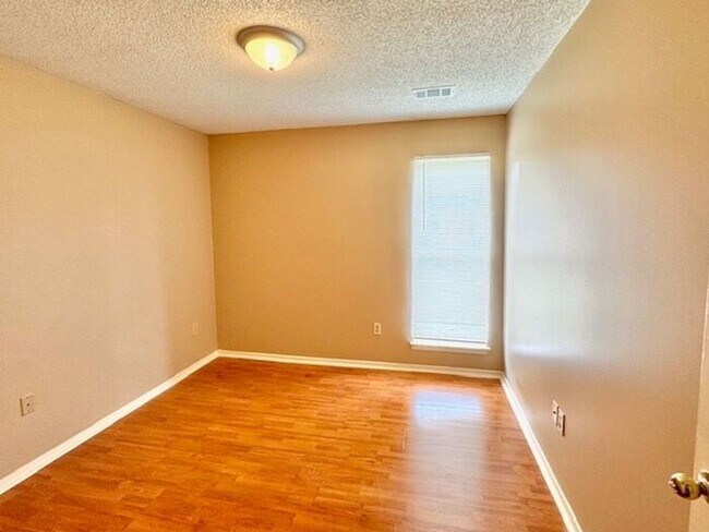 Building Photo - Available September 26, 2025, Charming 3 B...