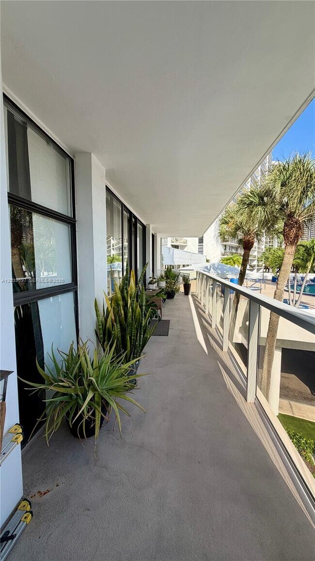 Building Photo - 3701 N Country Club Dr