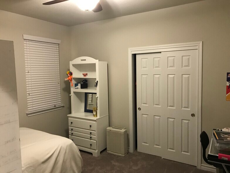 Children / Guest bedroom with 8 foot closet - 1313 Eagle Ridge Trl
