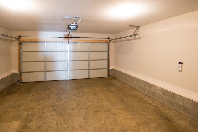 Building Photo - Huge 4 bd 3 ba Sango Go!