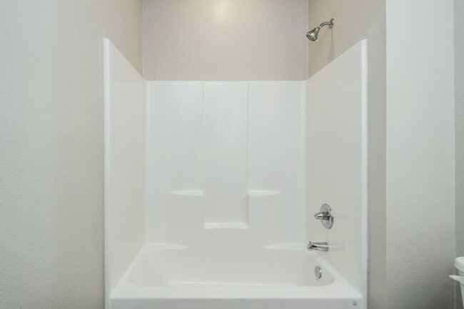 Building Photo - Bright & Cozy Townhome