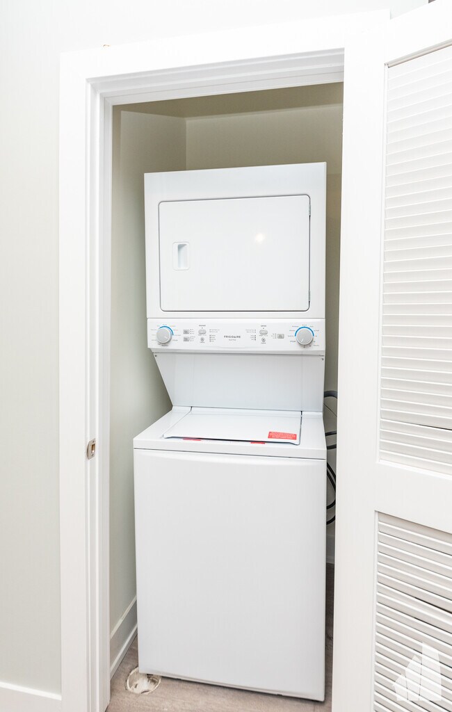 Building Photo - 1147 Maple Ave