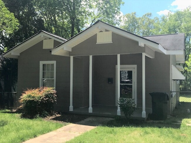 Primary Photo - 4 Bedroom Near Downtown & Winthrop!