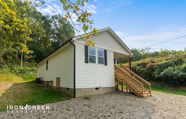 Building Photo - Beautiful New Home with Modern Finishes in...